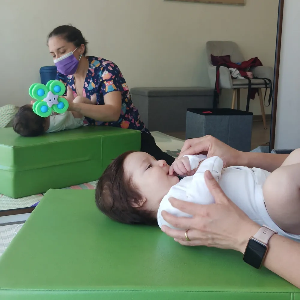 Kinesióloga de KI atendiendo a un bebé en la consulta de La Reina